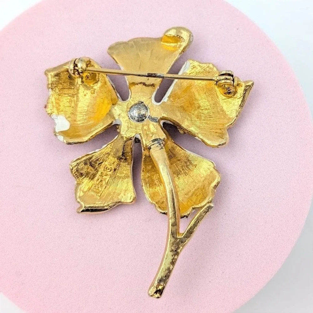 Vintage BSK White Enamel Flower Brooch Gold‎ Tone Yellow Rhinestone Botanical